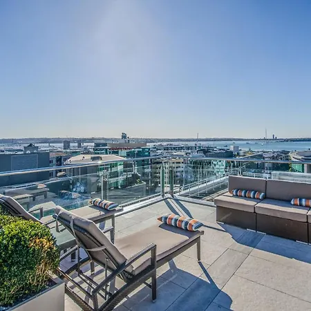 Sophistication Stay-Cation With A Roof Top Pool!